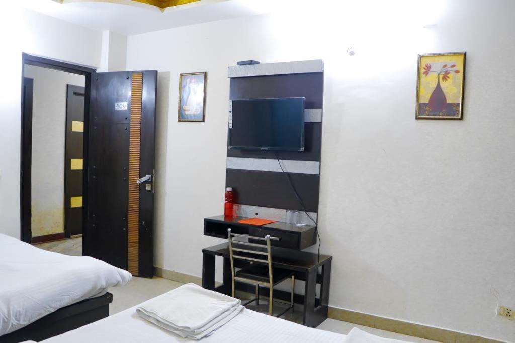 Premium Boston Rooms Family Hotel Agra  Dış mekan fotoğraf