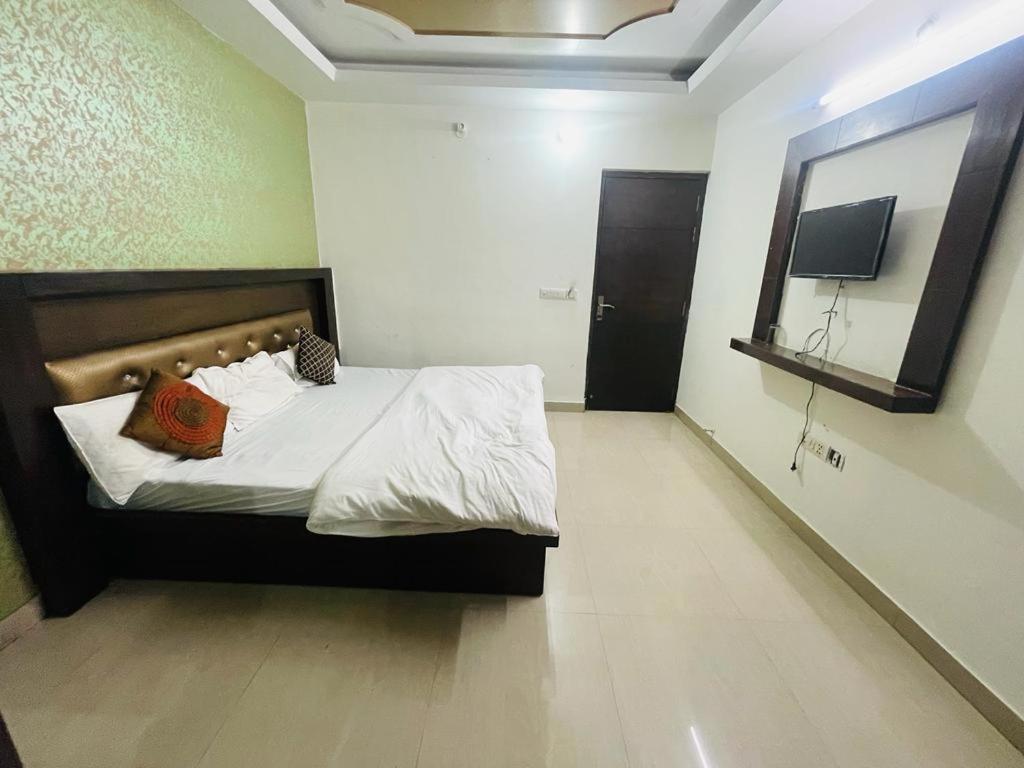 Premium Boston Rooms Family Hotel Agra  Dış mekan fotoğraf