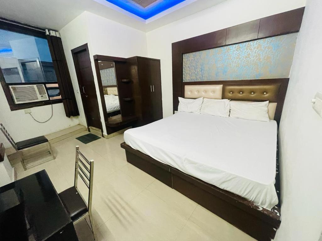 Premium Boston Rooms Family Hotel Agra  Dış mekan fotoğraf
